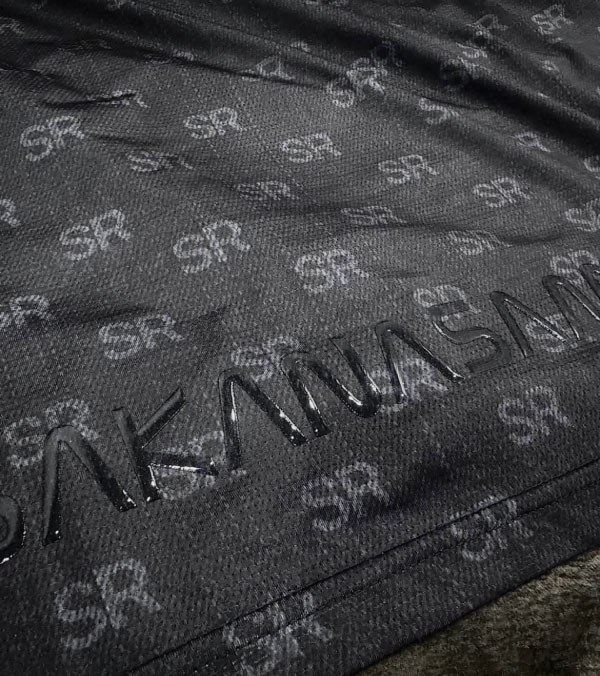 背面下のsakanasama.comの立体ラバープリントのアップ