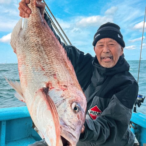 船上で釣り上げたマダイ