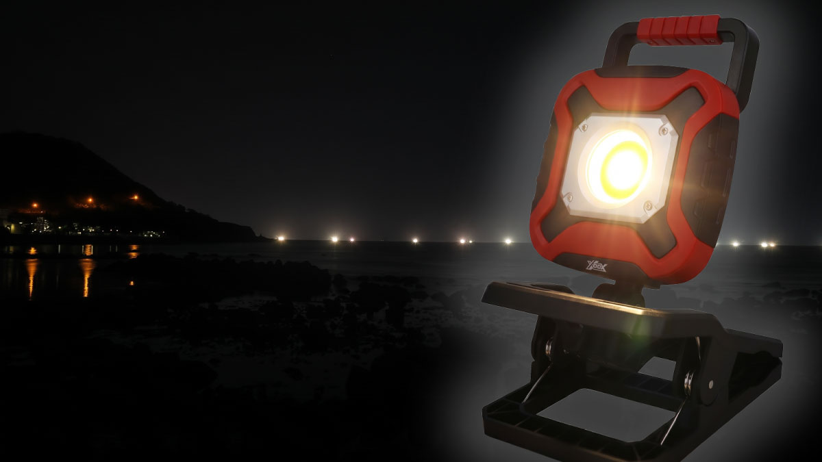 夜の磯で点灯するXOOX 高輝度LEDライト