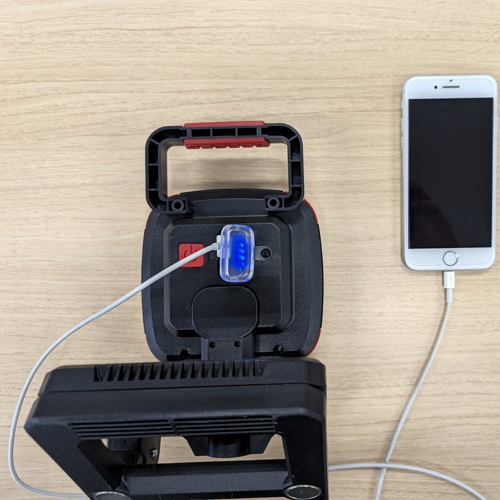 背面のUSBポートからスマートフォンを充電している様子