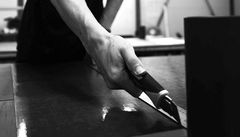 カーボンシートを裁断する工程