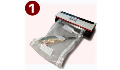 STEP1：密封パック器（YH-360）で魚を密封する